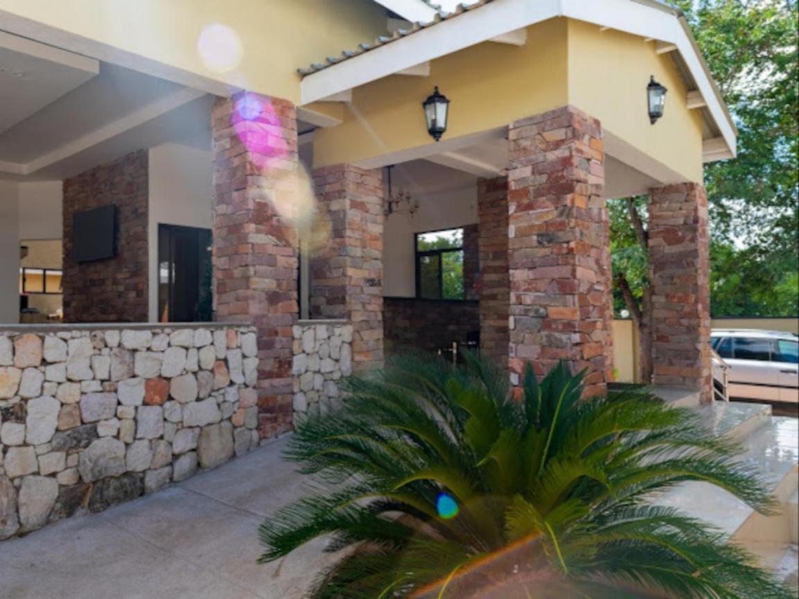 The Shrub Lodge Victoria Falls Exterior photo